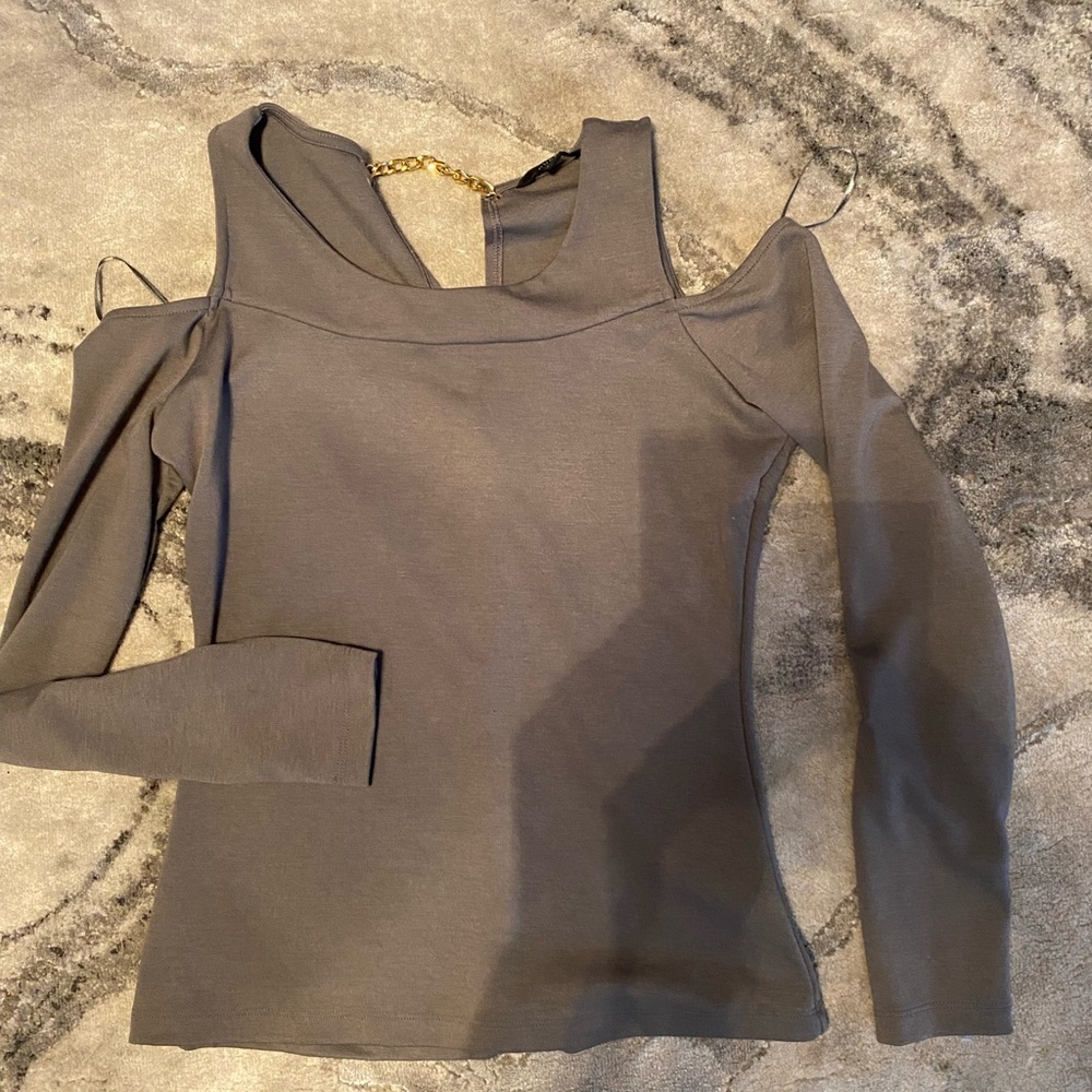 Guess shoulder cut out chain top​